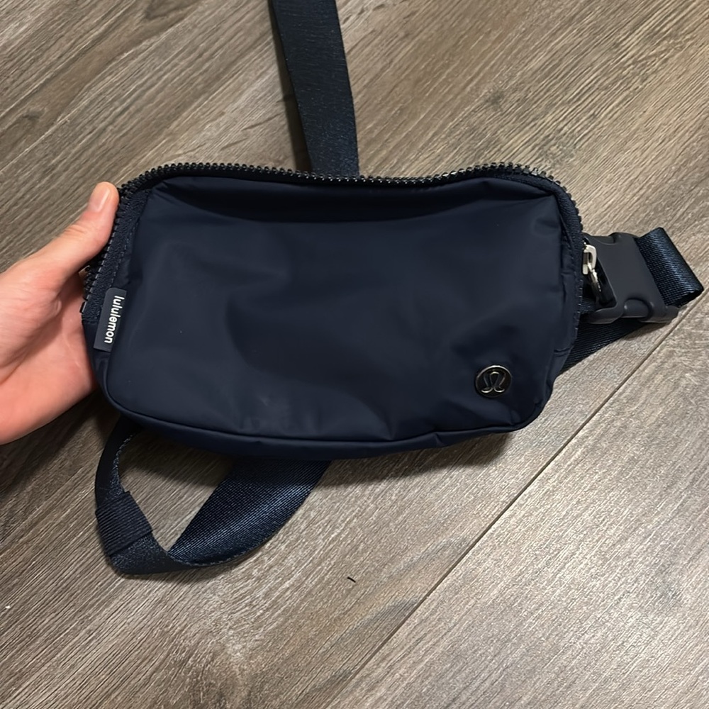 Lululemon Everywhere Belt Bag in True Navy 1L - Picture 3 of 5
